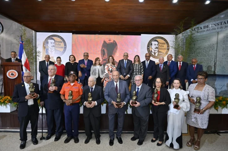 Ateneo Amantes de la Luz reconoce a educadores y figuras culturales con el Premio Peña y Reinoso