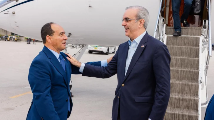 Abinader llega a Miami para recibir reconocimiento de centro de estudios de FIU