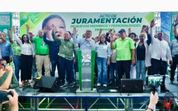 Leonel Fernández juramenta a Miguel Ángel Jazmín “Muñeco” y otros dirigentes del PLD en Samaná