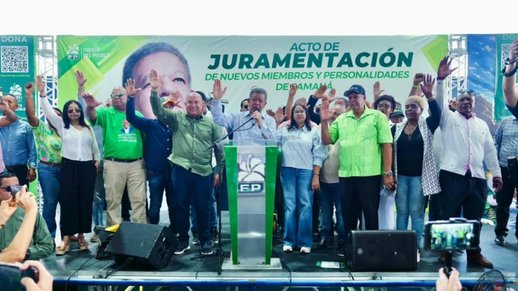 Leonel Fernández juramenta a Miguel Ángel Jazmín “Muñeco” y otros dirigentes del PLD en Samaná Leonel Fernández juramenta a Miguel Ángel Jazmín “Muñeco” y otros dirigentes del PLD en Samaná