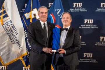 Abinader regresa al país tras concluir agenda en Miami