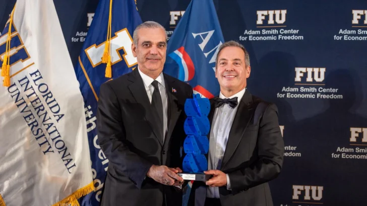 Abinader regresa al país tras concluir agenda en Miami