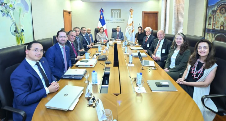 Valdez Albizu recibe delegación técnica del Tesoro de EE.UU. para explorar cooperación con el Banco Central