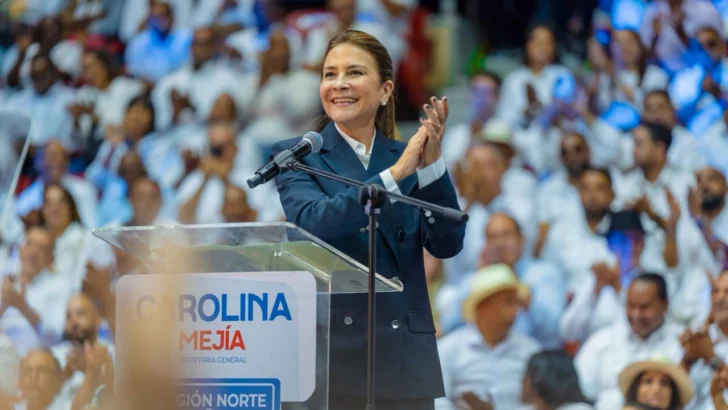 ¿Por qué Carolina Mejía desafía al tiempo? Las barreras que enfrenta una mujer política