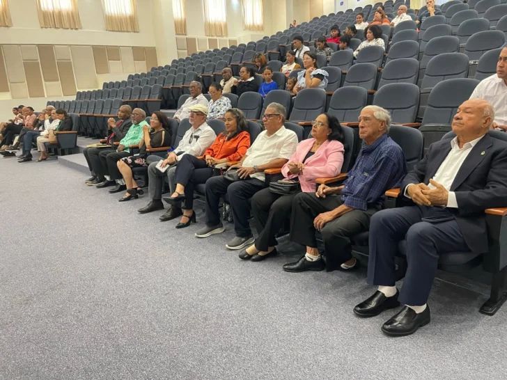 Entregan premios a los estudiantes ganadores del Primer Concurso Literario Universitario de la Región Sur