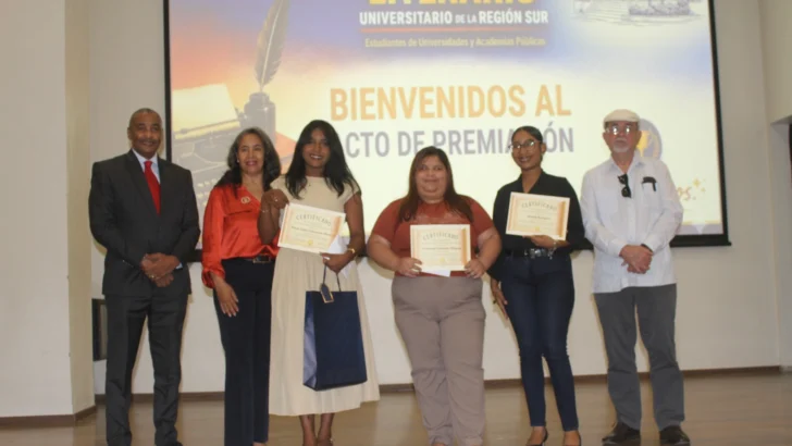 Entregan premios a los estudiantes ganadores del Primer Concurso Literario Universitario de la Región Sur Entregan premios a los estudiantes ganadores del Primer Concurso Literario Universitario de la Región Sur