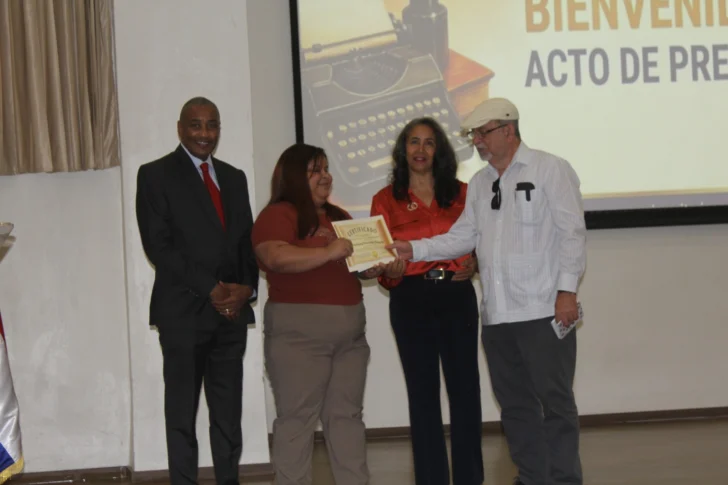 Entregan premios a los estudiantes ganadores del Primer Concurso Literario Universitario de la Región Sur