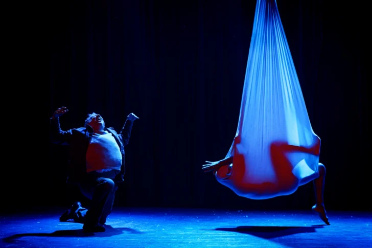 Rafael Morla y Erick Roque abren el universo escénico de La vida no es sueño, en un inicio cargado de simbolismo, tensión poética y poderosa presencia corporal.Fotografía: Mika Pasco.
