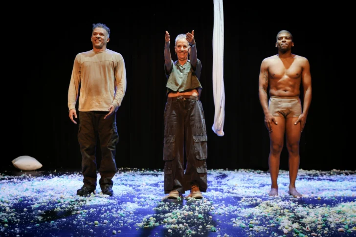 En escena, Rafael Morla, la coreógrafa Marianela Boán y Erick Roque reciben los aplausos del público y agradecen emocionados el cálido respaldo a una función cargada de arte, entrega y sensibilidad escénica.Fotografía: Mika Pasco.