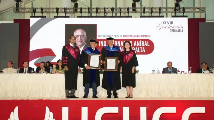 UFHEC gradúa a 2,185 nuevos profesionales y reconoce a Félix García y Fernando Capellán con doctorados honoríficos