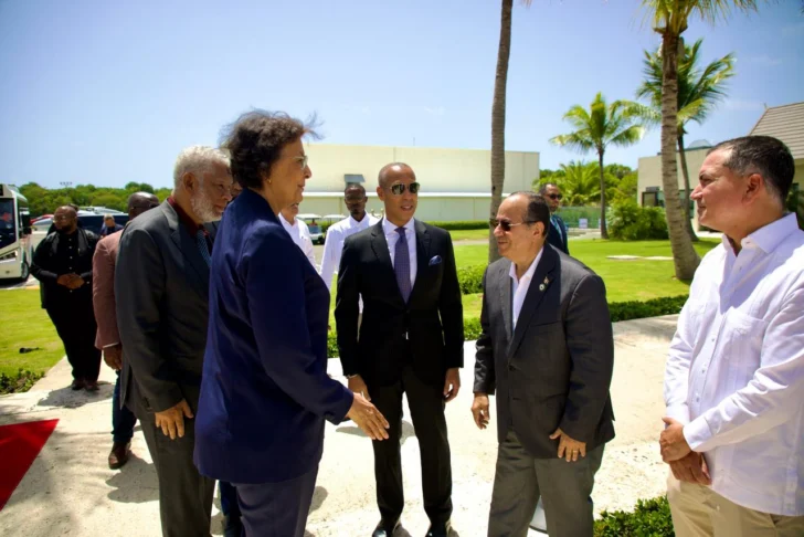 Presidenta de Surinam llegó a República Dominicana; se reunirá con Abinader el lunes