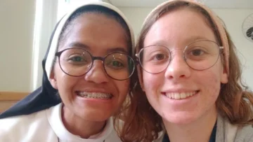 La historia de amor de las dos jóvenes que iban a ser monjas y acabaron casándose: 