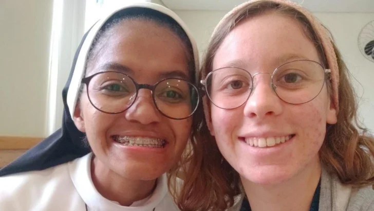 La historia de amor de las dos jóvenes que iban a ser monjas y acabaron casándose: 