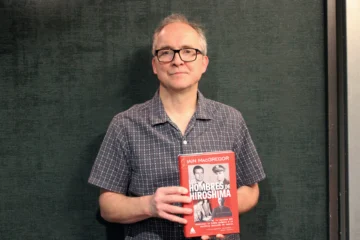 Iain MacGregor anima a cuestionar la bomba atómica en su libro 'Los hombres de Hiroshima'