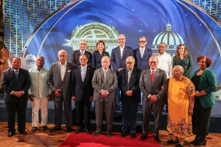 Abinader entrega primeras medallas al Mérito Laboral