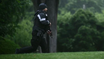 Agentes del Servicio Secreto abaten a un sospecho de un tiroteo afuera de la Casa Blanca