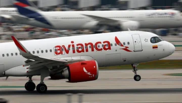 Por qué el combustible para aviones es especialmente vulnerable a la guerra en Irán (y cómo puede afectar a nuestras vacaciones)