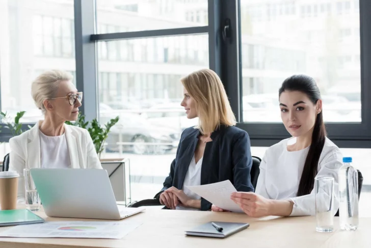 Deja de resaltar las diferencias entre generaciones en la oficina