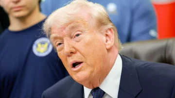 Trump suspende la misión de EE.UU. para asegurar el paso de buques por el estrecho de Ormuz tras lograr 