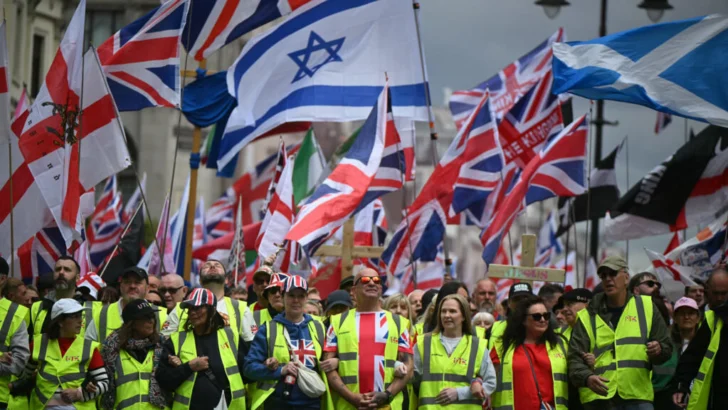 Reino Unido: Miles marchan en Londres en una protesta de ultraderecha y una contramanifestación