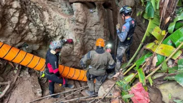 El milagroso rescate en Laos de 5 personas que pasaron una semana atrapadas en una cueva El milagroso rescate en Laos de 5 personas que pasaron una semana atrapadas en una cueva