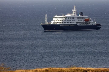 El crucero afectado por el brote de hantavirus llega al final de su travesía