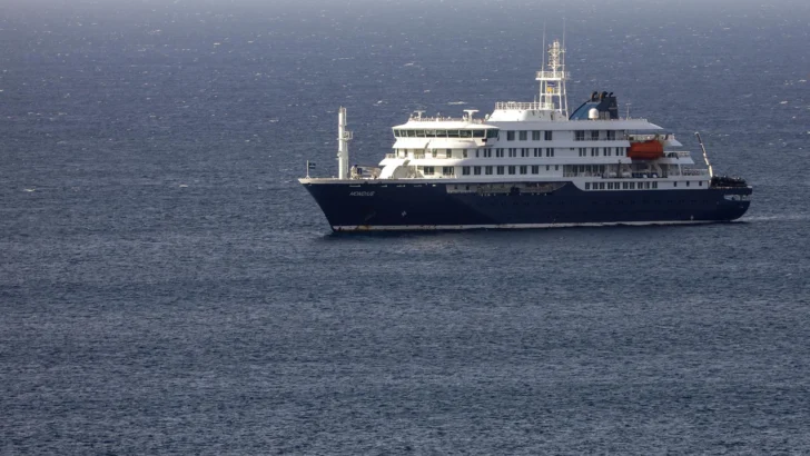 El crucero afectado por el brote de hantavirus llega al final de su travesía