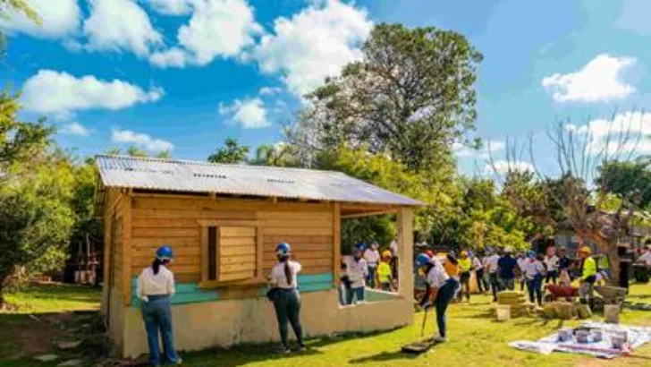 Voluntarios de Popular y Hábitat Dominicana mejoran viviendas y cancha deportiva en Yaguate