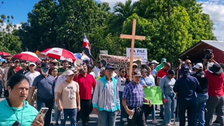 Comunitarios protestan en La Vega contra la deforestación en el Santo Cerro