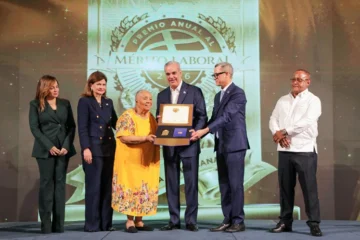 Abinader entrega primeras medallas al Mérito Laboral