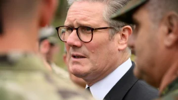 Dos ministros británicos renuncian por desacuerdos con Starmer sobre gasto militar y planes de defensa