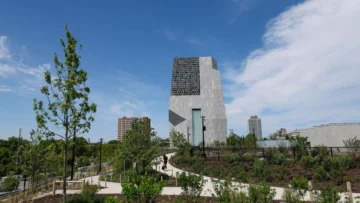 Abre el controvertido Centro Presidencial Obama, una biblioteca en honor al expresidente