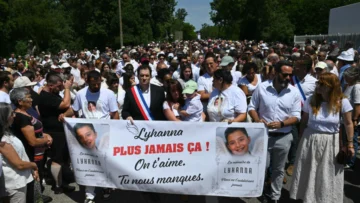 Ministro de Justicia se niega a dimitir pese a un infanticidio que conmociona a Francia