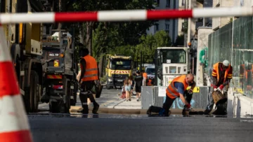 Intento resistir: así afrontan los trabajadores de París la ola de calor extrema en Francia
