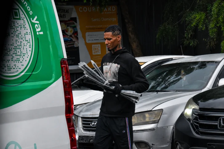 Vendedores ambulantes en Santo Domingo 2026: por qué siguen dominando calles y semáforos de la capital dominicana