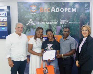 Banco Adopem entrega las primeras seis becas universitarias para hijos de emprendedores