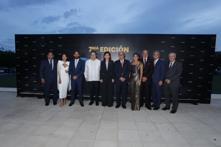 1.-La-vicepresidenta-Raquel-Pena-y-el-ministro-Eduardo-Sanz-Lovaton-acompanan-a-la-Junta-Directiva-de-ANEIH-728x485