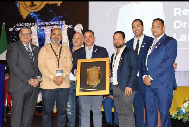 Director del SNS recibe dos reconocimientos en congreso internacional de ortopedia y traumatología