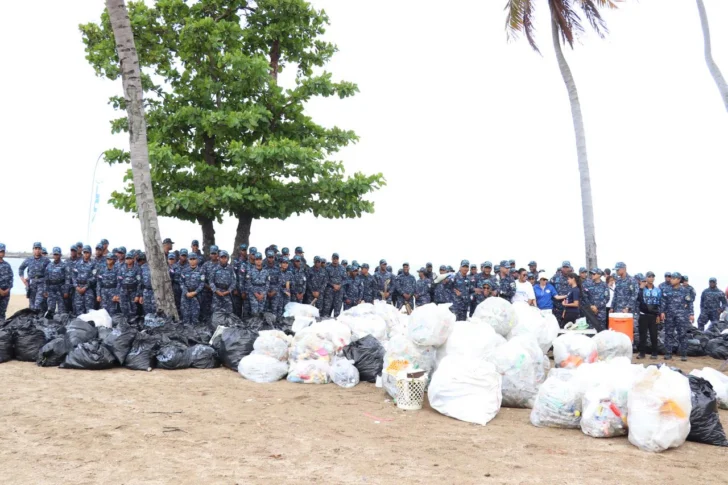 Policía limpia playa Montesinos y marca récord de recolección de residuos y desechos plásticos