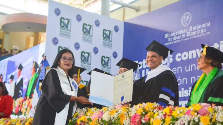 UASD gradúa a 1,768 profesionales en la región Norte y rector anuncia su retiro tras 55 años de servicio