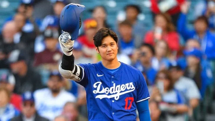 Preocupación en los Dodgers: Shohei Ohtani sale del partido por molestias en la rodilla izquierda