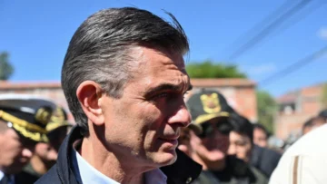 Fuertes choques entre policías y manifestantes en el desbloqueo de una ruta en Bolivia