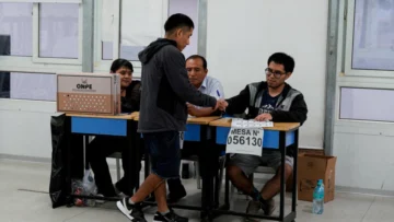 Perú: 20.000 votos de diferencia y varias semanas de espera para resultado del balotaje Perú: 20.000 votos de diferencia y varias semanas de espera para resultado del balotaje
