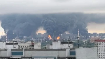 Ucrania lanza cientos de drones contra Moscú e incendia una refinería; Zelenski lo llama respuesta justificada Ucrania lanza cientos de drones contra Moscú e incendia una refinería; Zelenski lo llama respuesta justificada