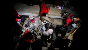 Venezuela busca vida entre los escombros tras el doble terremoto