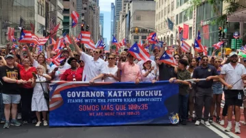 Congresista Adriano Espaillat participa en el Desfile Nacional Puertorriqueño y celebra las contribuciones de la comunidad boricua