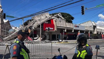 Un fuerte terremoto de magnitud 7,8 sacude el sur de Filipinas y obliga a emitir alertas de tsunami