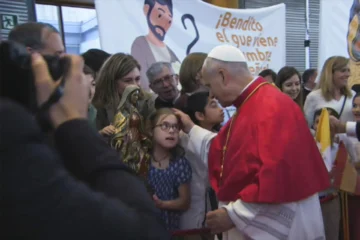 El papa inicia su visita a España agradeciéndole su compromiso activo con la paz