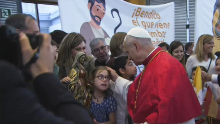 El papa inicia su visita a España agradeciéndole su compromiso activo con la paz