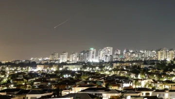 Irán lanza misiles contra Israel por primera vez desde el alto el fuego de abril